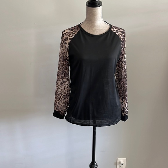Unknown brand baseball long sleeve black w/leopard sleeves. Size XL c/b s-m - Picture 1 of 5